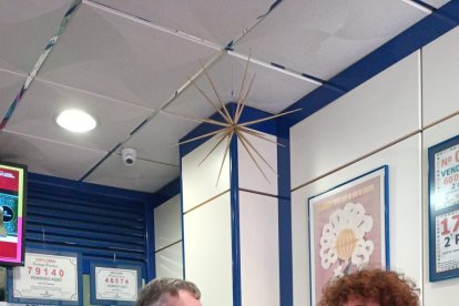 Medios entrevistando al gerente de la administración.