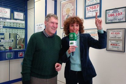 José Martín, gerente de la administración muestra su alegría.