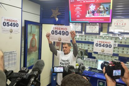 José Martín, gerente de la administración muestra el número premiado.
