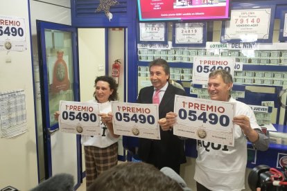 Joaquín Cabrera y José Martín con el número ganador.