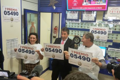 Joaquín Cabrera y José Martín con el número.