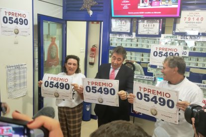 Joaquín Cabrera y José Martín enseñan el número al público.