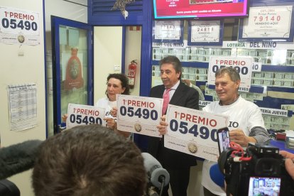 Joaquín Cabrera y José Martín enseñan el número al público.