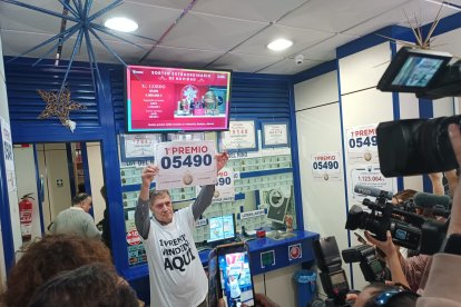 El gerente de la administración muestra el número