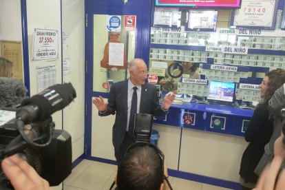 Gabriel Amat conversa con los curiosos que se han acercado al establecimiento,