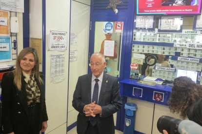 Gabriel Amat conversa con la gente agraciada.