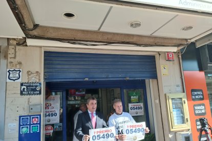 Joaquín Cabrera y José Martín muestran el número ganador.