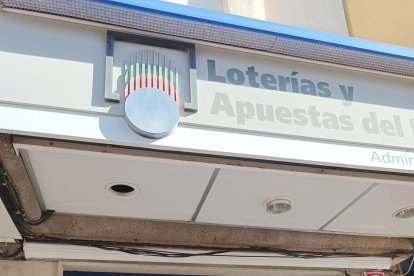 Joaquín Cabrera y José Martín muestran el número ganador.