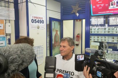 José Martín, gerente de la administración, muestra su alegría.