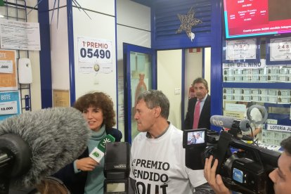 Medios entrevistando al gerente de la administración agraciada.