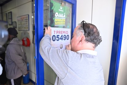 Colocando un cartel con el número premiado.