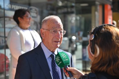 Gabriel Amat, alcalde de Roquetas, atiende a los medios.