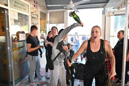 Regando con champán la felicidad por el Gordo.