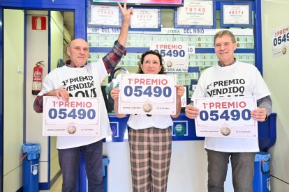 Mostrando el número agraciado con el primer premio del Sorteo de Navidad.