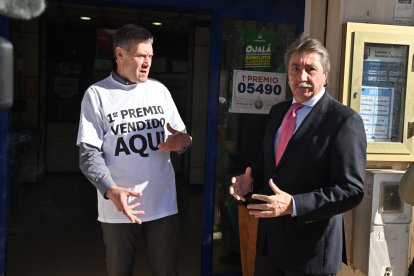 José Martín, con la camiseta del número premiado, y Joaquín Cabrera, delegado en Almería de Loterías y Apuestas del Estado.