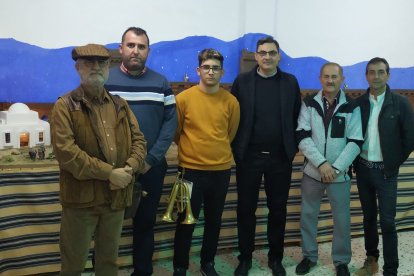 Domingo Ortiz, con los participantes en el taller belenístico de La Fuensanta.