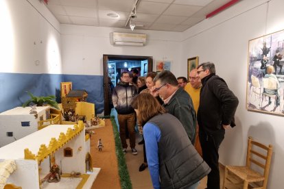 Autoridades y el párroco, Juan Carlos Morales, en el belén municipal en Cortijo Moreno.