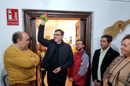 El párroco, Juan Carlos Morales, impartiendo el agua bendita.