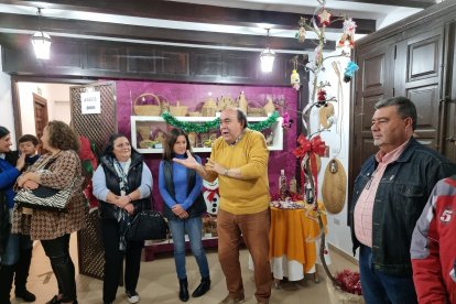 Manuel Martínez, explicando el belén a los concurrentes.