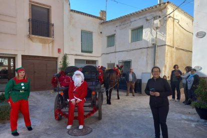 Papá Noel llegó a Fondón en un carro tirado por dos mulas.