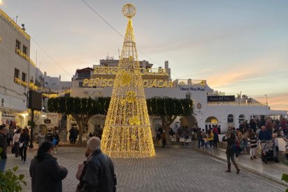 El árbol navideño, durante el atardecer.