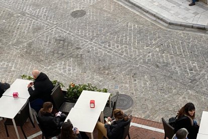 Varias personas sentadas en las terazas.