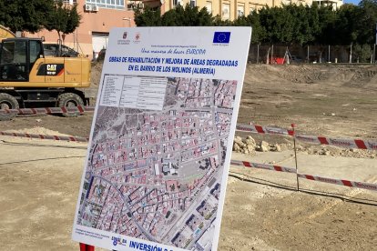 Otro de los carteles explicativos de las obras de Los Molinos.