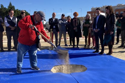 Otro de los representantes vecinales formando parte del acto.