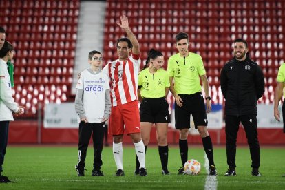 Saludando al público minutos antes del pitido inicial.