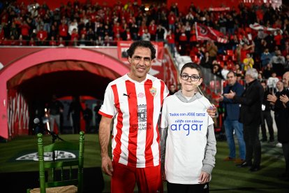 Con los niños de Argar. Gran gesto del capitán.