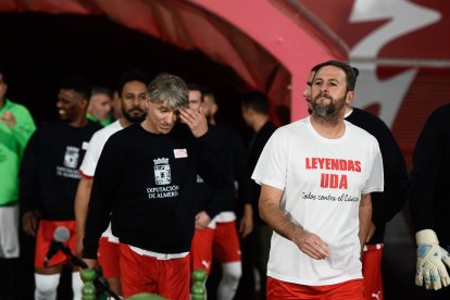 Saliendo al campo Rubén Gallardo y José Carlos Olivares.