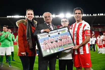 Ricardo Martínez le regaló el poster de aquellos años.