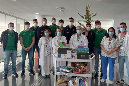 Foto de familia antes de empezar a repartir los regalos.