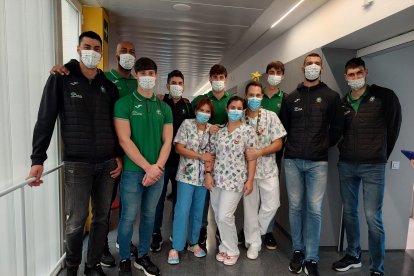 Los jugadores de Unicaja con el equipo de Torrecárdenas.