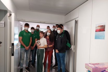 Entregando regalos en el Materno Infantil.