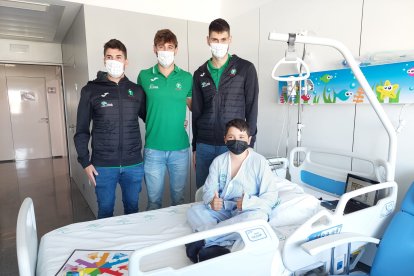 Portero, Juanmi y Bakonji con un pequeño que nunca olvidará esta visita.