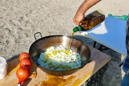 Preparativos de las planchas y la comida desde las doce de la mañana para tener todo listo para que cuando llegue la familia.