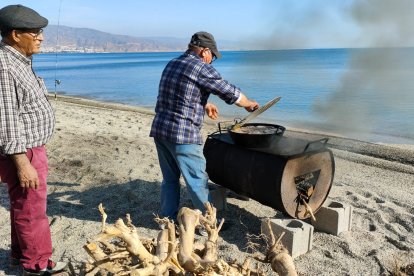 José y Antonio cocinando el pulpo.