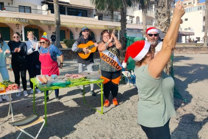 Los Utrera Cobos cantando y bailando mientras se cocinan las migas a la leña.