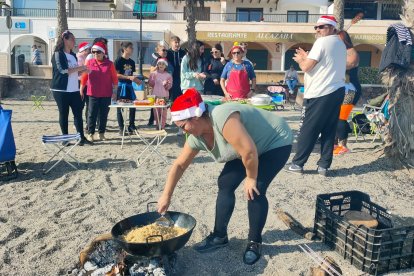 Los Utrera Cobos cantando y bailando mientras se cocinan las migas a la leña.