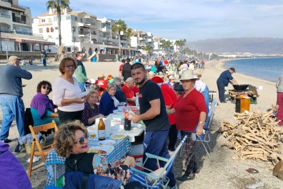 Sentados disfrutando de la comida en un jueves con un clima casi primaveral.