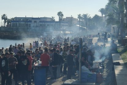 La playa de La Romanilla se va ambientando.