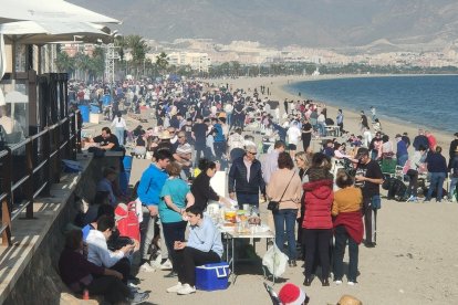 La playa de La Romanilla se va ambientando.