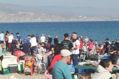 La playa de La Romanilla se va ambientando.