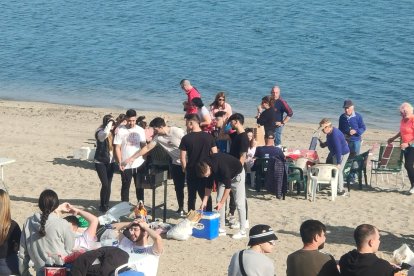 La playa de La Romanilla se va ambientando.