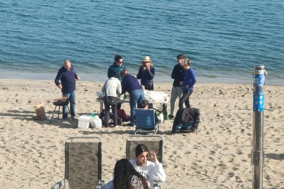 La playa de La Romanilla se va ambientando.