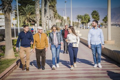 Gabriel Amat, alcalde de Roquetas de Mar, se pasó por las Moragas acompañado por varios concejales.