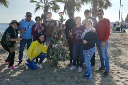 \'Vicarios\' y \'Cornetas\' posan junto a un árbol de Navidad que decidieron colocar junto a su moraga.