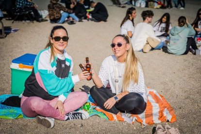 Dos amigas brindando en la playa de La Romanilla.