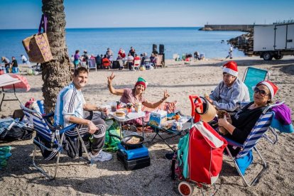 La familia Guzmán ataviados con elementos muy navideños.